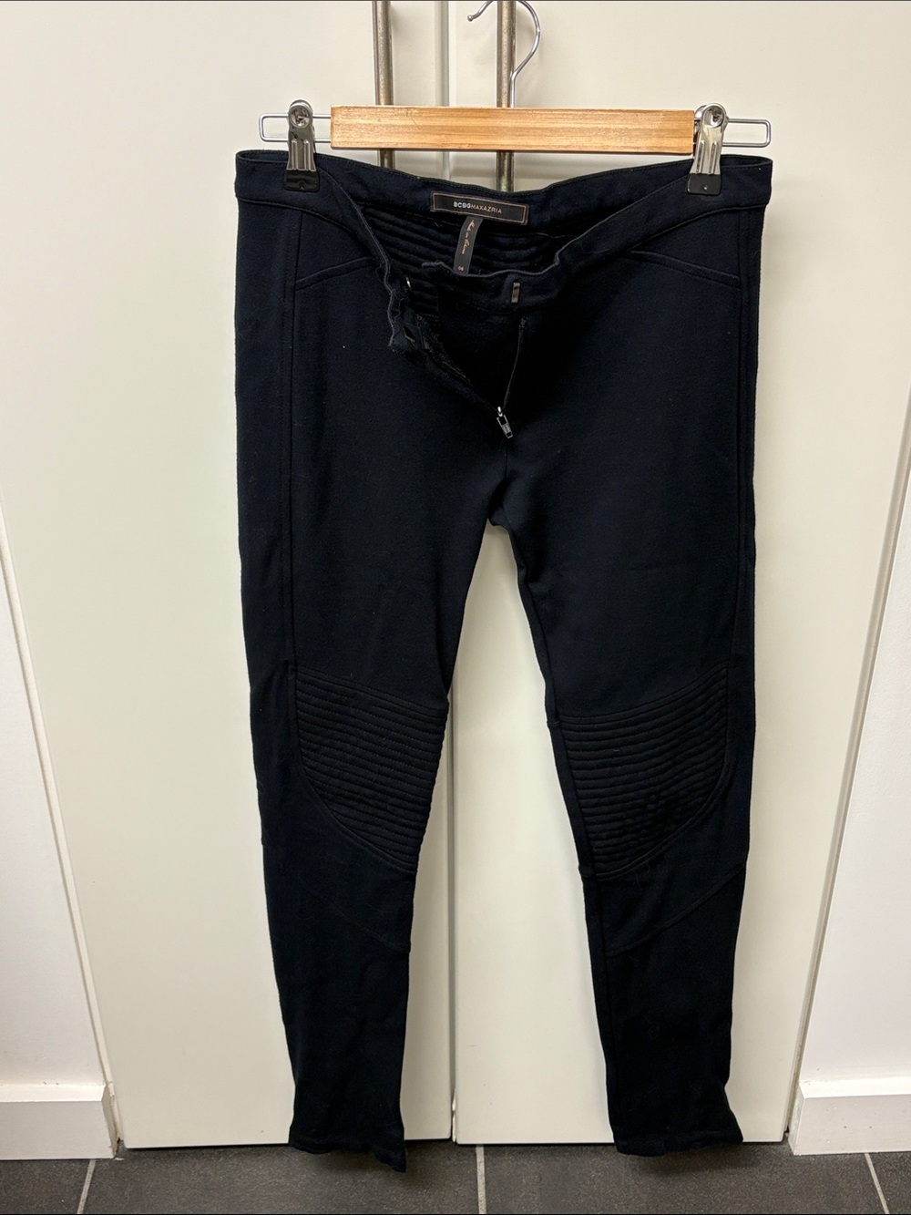 BCBGMaxAzria Black Ribbed Detail Leggings